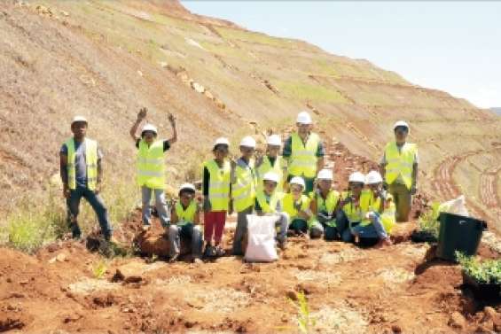 Les enfants revégétalisent  le site de la mine Pinpin
