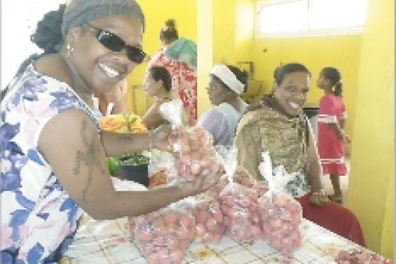 Des étals rouge letchi