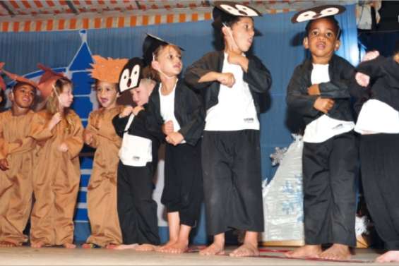 Les écoliers font un cartoon