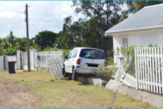 Une voiture sur un mur