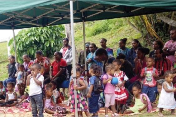 Les tout petits découvrent l'école