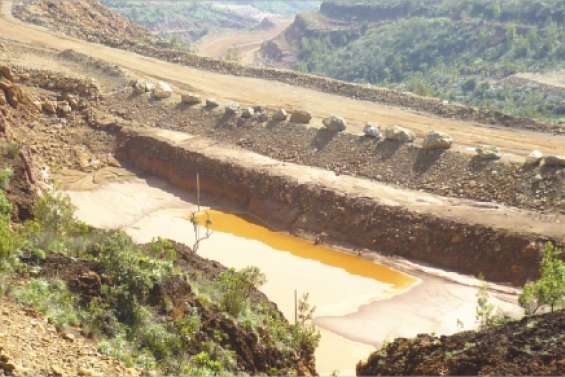 La guerre aux « eaux rouges »