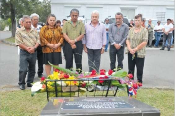 Un dépôt de gerbes chargé d'émotion