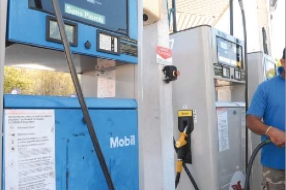 Le prix du carburant baisse toujours