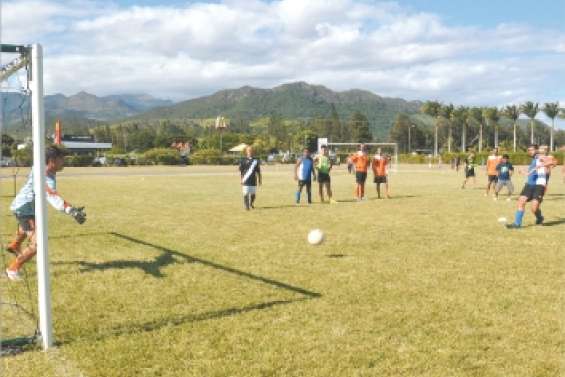 L'armée déployée  sur le terrain… de foot
