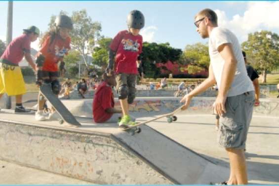 Les jeunes s'initient au skate