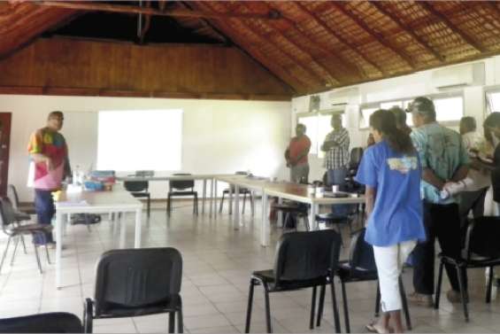 La pirogue s'arrête au village