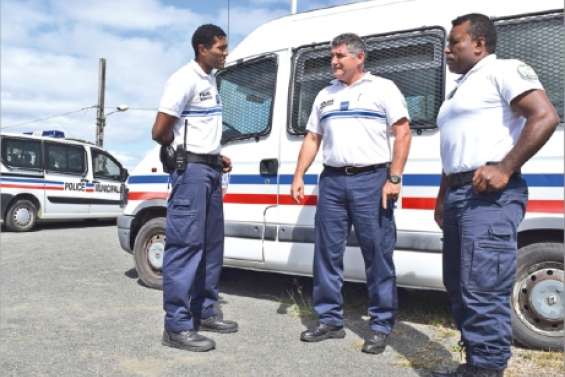 La police recrute des gardes