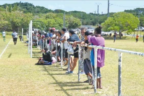 Le football attire la foule