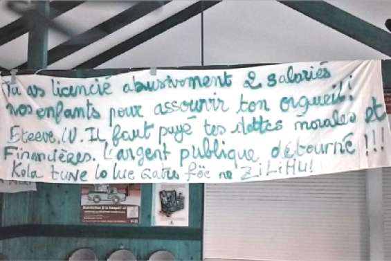 Deux employés montent au créneau