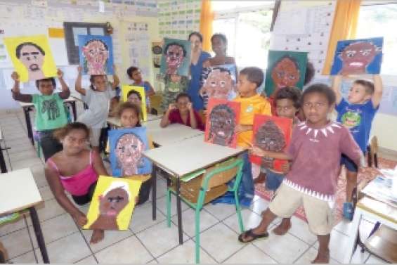 Les écoliers s'essaient à la peinture