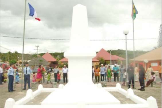 Les deux drapeaux levés