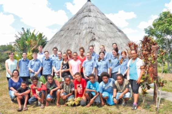 Des jeunes Kiwis viennent  découvrir la région