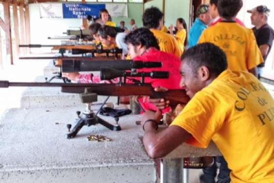 Des ados (ré)apprennent  à tirer avec une arme