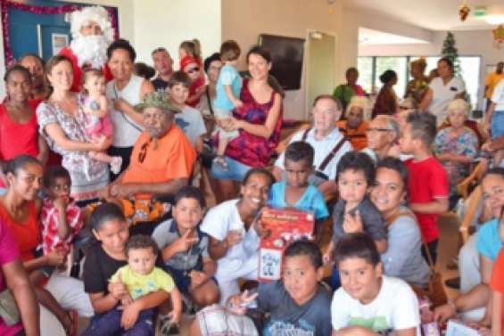 Des enfants, des personnes âgées et le père Noël à Robinson