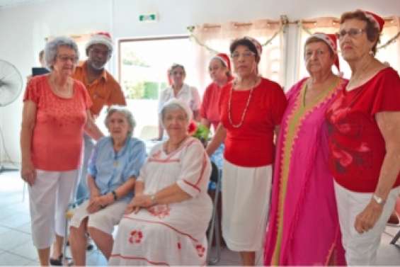 La première présidente rend visite à l'Association des personnes âgées