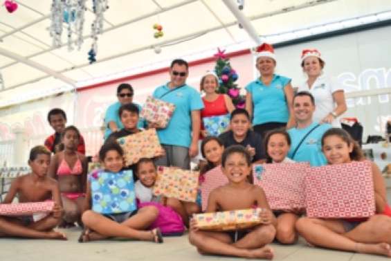 Un sapin de Noël et des cadeaux à la piscine de Koutio