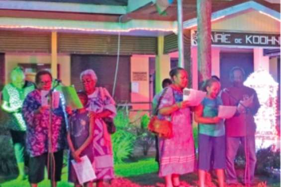 La chorale donne de la voix  dans les jardins de la mairie