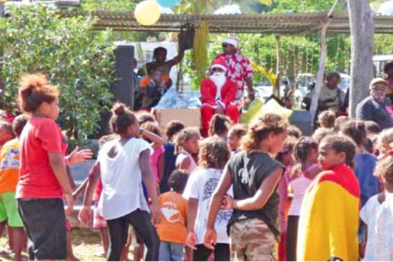 Le vieil homme à la barbe blanche a troqué son traîneau pour un bateau