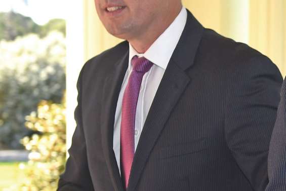 Le ministre et la « sorcière dérangée »