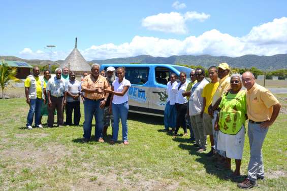 Un véhicule touristique fait le lien à Gouaro Déva