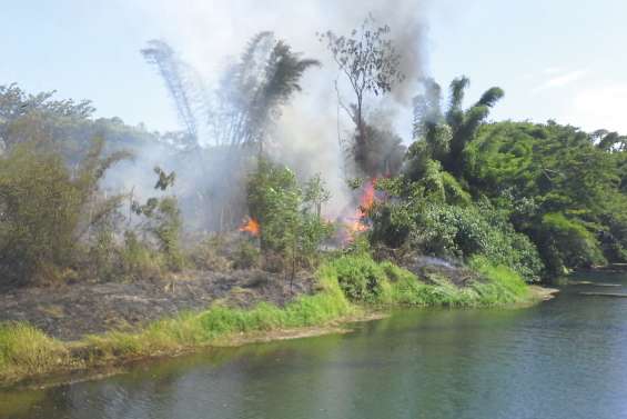 Le feu sévit encore dans le Nord