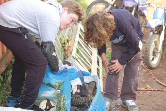 Les jeunes pilotes sautent sur les motos et entrent en piste