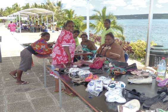 Première braderie scolaire de prérentrée à Lifou