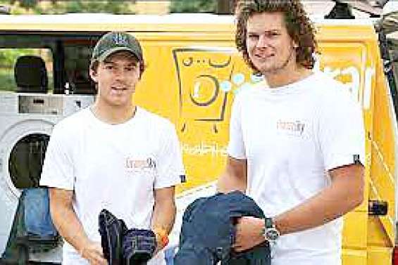 Les SDF peuvent laver leur linge  à l'arrière de vans orange