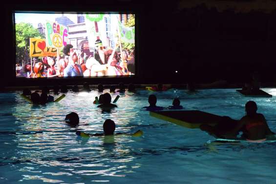 Des dinosaures sur grand écran à la piscine ce soir