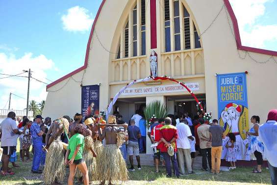 Une première Porte sainte s'ouvre à Koumac