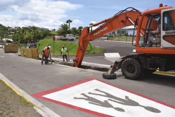 Le tuyau d'adduction d'eau devant l'école Gustave-Clain fini pour lundi