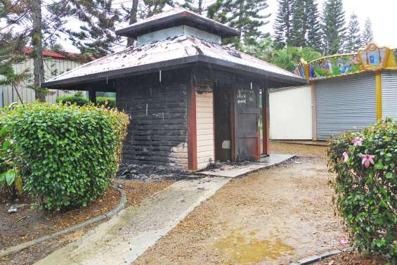 Les toilettes publiques du parc incendiées