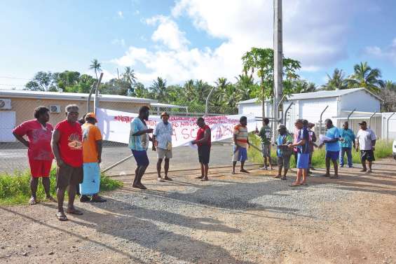 Un complexe commercial bloqué à Poum