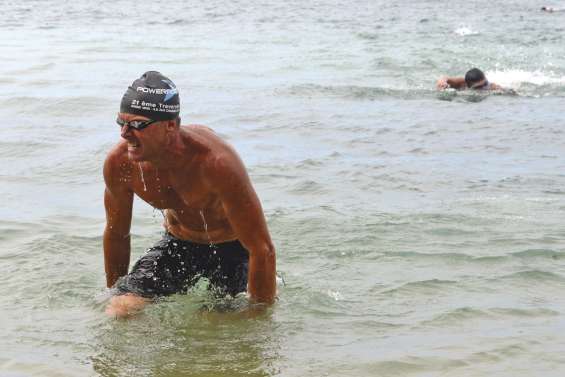 Cinq cents nageurs mais un seul vainqueur pour la Traversée