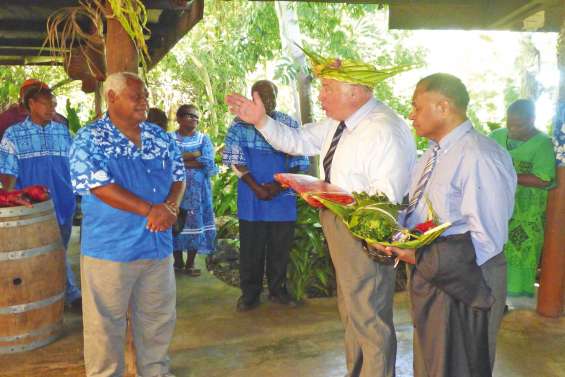 Le président du Sénat en visite en pays Drehu