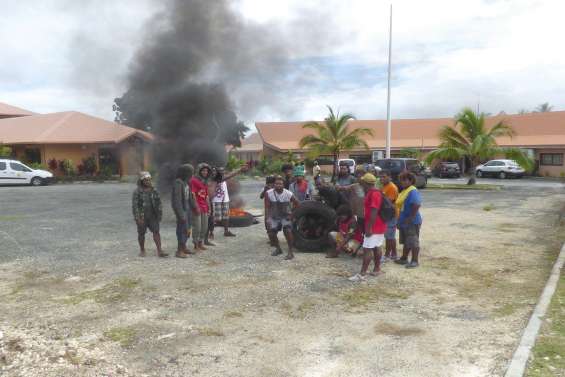 Les coupeurs de bois  de santal mécontents