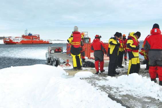 Le brise-glace échoué en Antarctique remis à flot