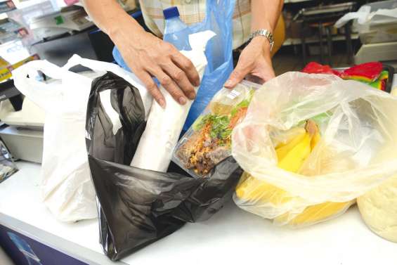 Faut-il bannir les pochons plastique à usage unique ?