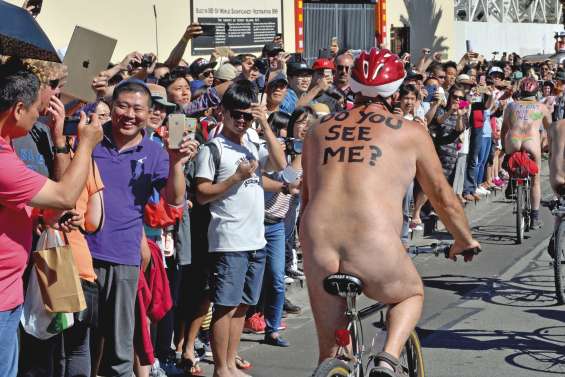 Nus pour être vus des chauffeurs... et des touristes