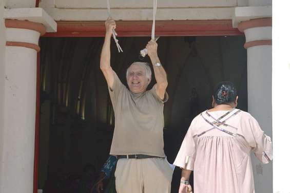 Le père Caillon célèbre sa dernière messe à Tyé