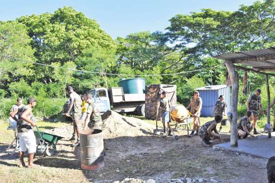 Des parachutistes aident à l'aménagement de Bouarou