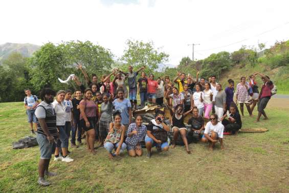 Ils apprennent à se connaître en nettoyant la mangrove