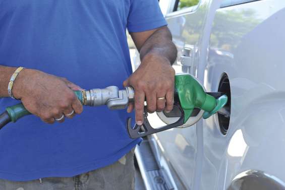 L'essence baisse de 5 francs, le gasoil de 10