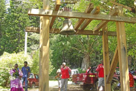 Une seule cloche sonne à Vao