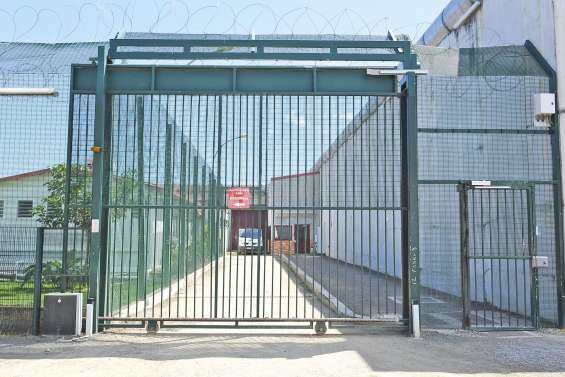 Un coup de poing pour des brochettes avariées