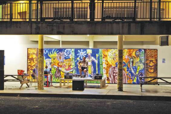 Tévita donne un concert surprise au lycée
