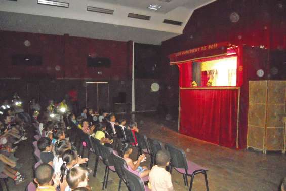 Les enfants à l'écoute des perruches et du banian