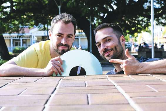 Quatre mains, un paquet de basses et une pincée de groove