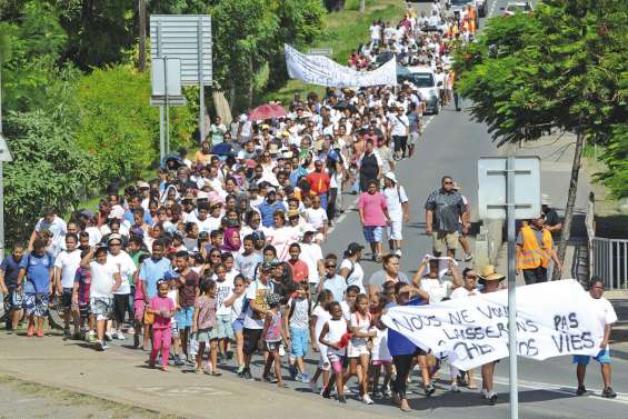 Les familles luttent main dans la main contre les poings